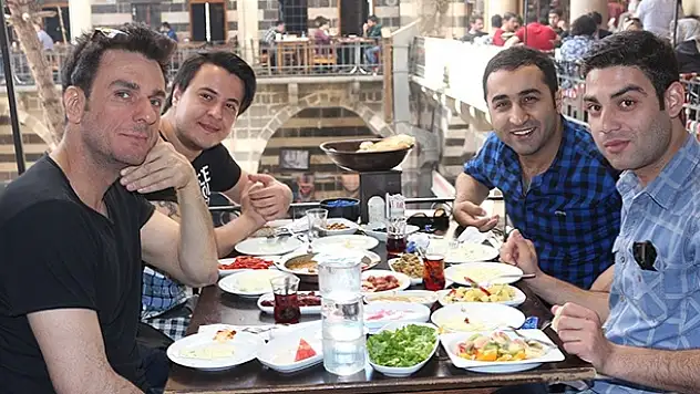 Güldür güldür ekibi Diyarbakır'da