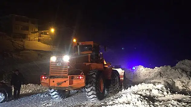 Gümüşhane-Trabzon kara yolu Zigana Dağı mevkisinde çığ düştü