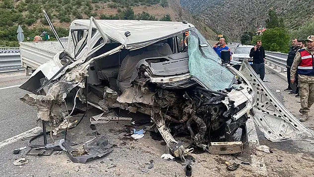 Gümüşhane-Trabzon yolunda kamyonet bariyerlere çarptı: 1 ölü, 3 yaralı