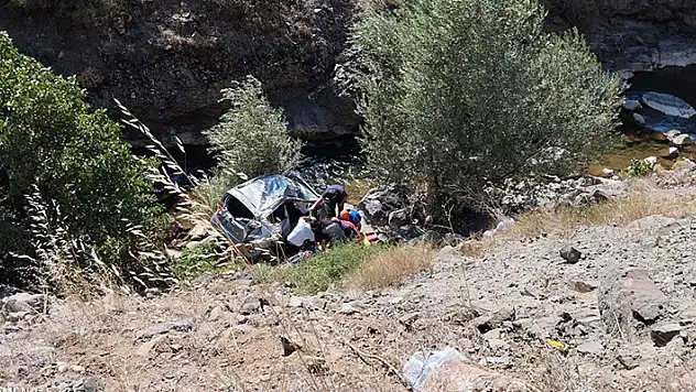 Gümüşhane'de 35 metreden dere yatağına yuvarlanan otomobilin sürücüsü öldü
