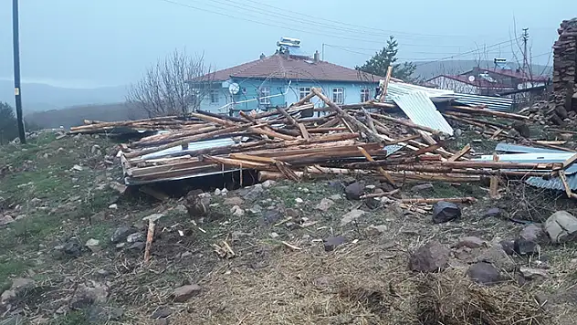Gümüşhane'de fırtına 20 evin çatısını uçurdu