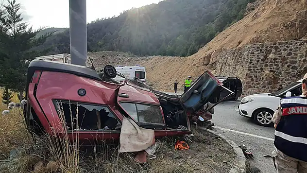 Gümüşhane'de hafif ticari araç, otomobille çarpıştı: 1 ölü, 9 yaralı 
