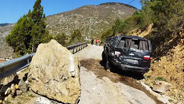 Gümüşhane'de işçilerin bulunduğu minibüs uçuruma yuvarlandı: 2 yaralı
