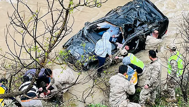 Gümüşhane'de otomobil dereye uçtu aynı aileden 1 çocuk öldü, 4 kişi yaralandı