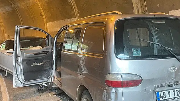 Gümüşhane'de tünel içinde iki araç kafa kafaya çarpıştı: 5 yaralı
