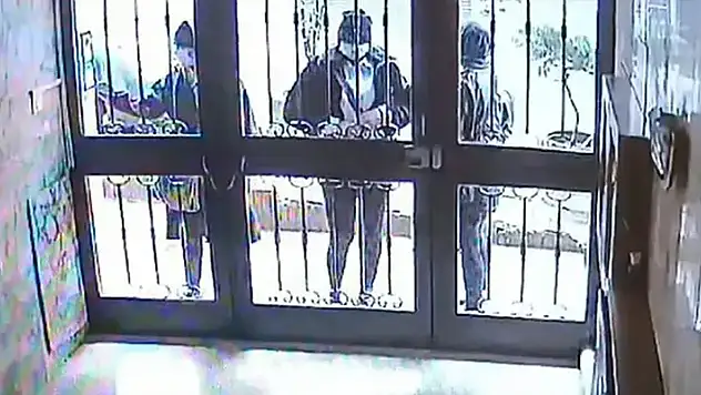 Gündüz vakti evlere girerek hırsızlık yapan kadınlar yakalandı
