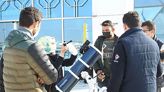 Güneş sistemini tartıştıkları videoları binlerce izlenen Konyalı gençler: 'Olay, tavşan etinin haram olup olmadığı tartışmasından başladı'