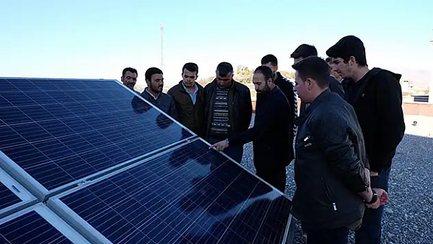 Güneş tarlasının 'ara elemanları' bu kursta yetişiyor
