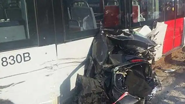 Güngören'de tramvay otomobille çarpıştı: 2 yaralı