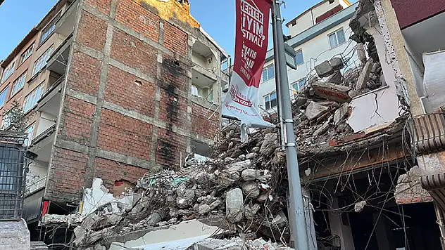 Güngören'de yıkım sırasında yandaki binanın 4. ve 5. kat duvarlarının olmadığı fark edildi