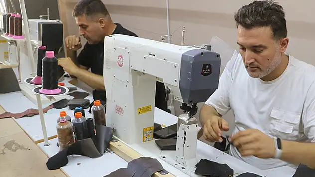 Günlük bin TL'ye usta bulamayan enkaz kentin ayakkabı imalatçıları, üretmek için destek bekliyor

