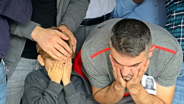 Günün en acı görüntüsü! Küçük Mustafa annesinin cenaze namazını babasıyla birlikte kıldı