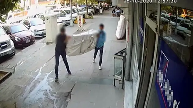 Güpegündüz iki daireyi soydular, soğukkanlı halleri pes dedirtti