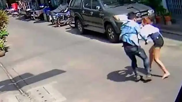 Güpegündüz sokak ortasında defalarca bıçaklandı