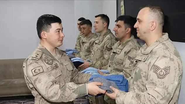 Gurbetçi Meryem Bayram'ın ördüğü çorap ve atkılar Hakkari'de jandarma personeline dağıtıldı
