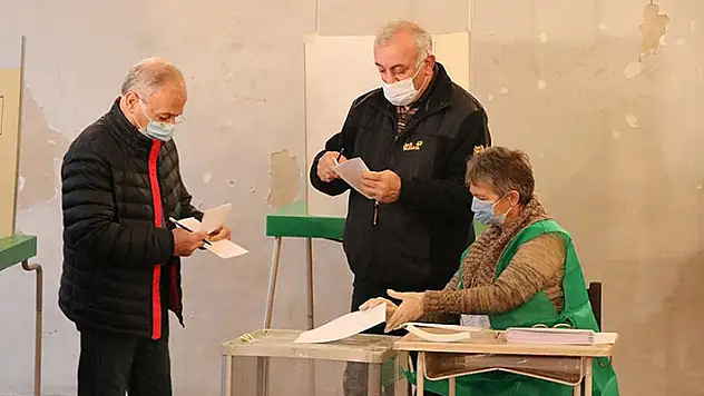 Gürcistan'da halk yerel seçim için sandık başında