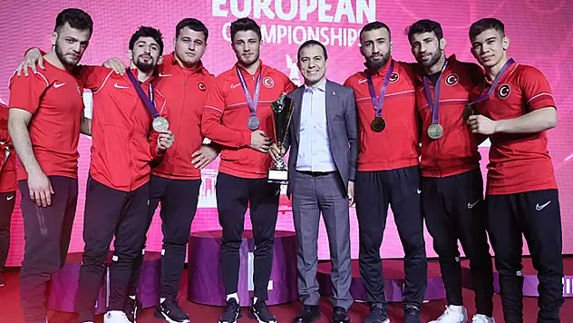 Güreşçiler Budapeşte'de ilkleri yaşadı