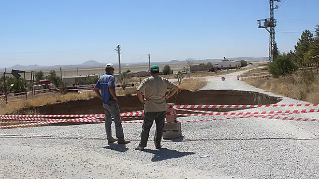 Gürültüye uyanan mahalleli neye uğradığını şaşırdı! Konya'da yol ortasında obruk oluştu