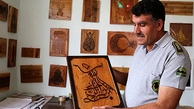 Güvenlik görevlisi ahşabı dantel gibi işliyor