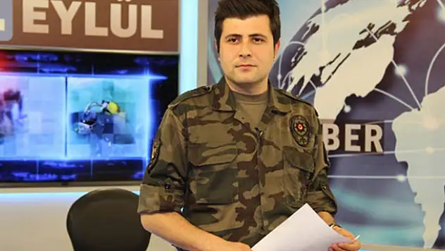 Haber bültenini polis üniformasıyla sundu