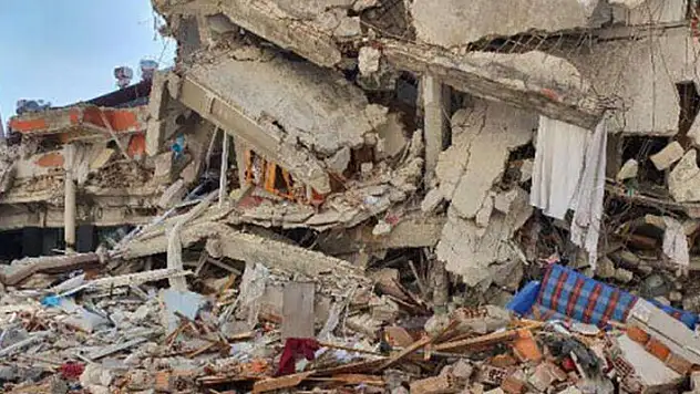 Hacettepe'nin deprem raporu: Beton dayanımı el ile ufalanabilecek kadar düşük
