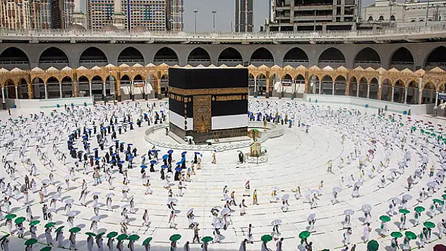 Hacı adayları, Kovid-19 önlemleri gölgesinde Kabe'de ilk tavaflarını yapmaya başladı