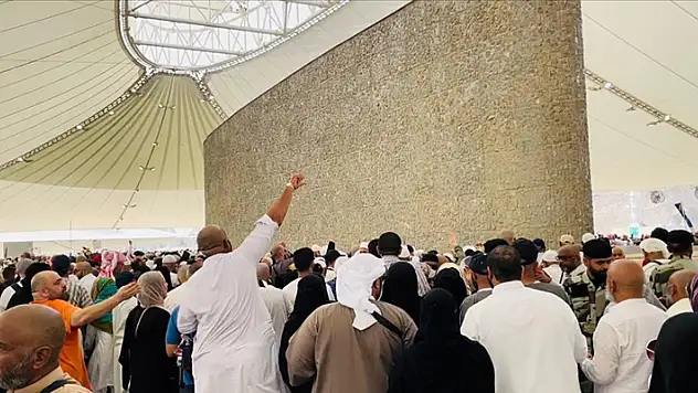 Hacılar, Kurban Bayramı'nın ikinci gününde de şeytan taşladı
