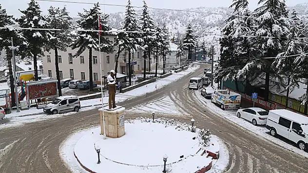 Hadim'de kar yağışı etkili oluyor