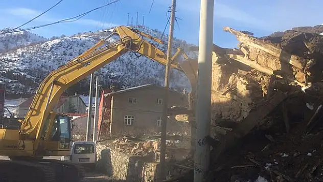 Hadim'de metruk binalar yıkılıyor