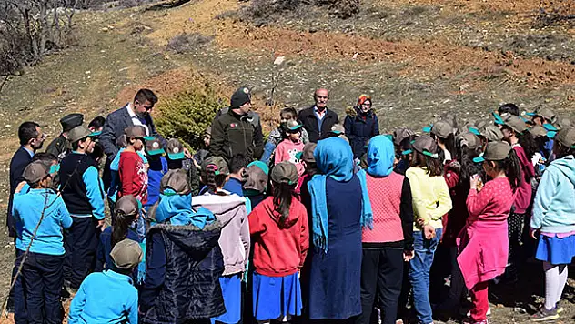 Hadim'de öğrenciler 500 badem fidanı dikti