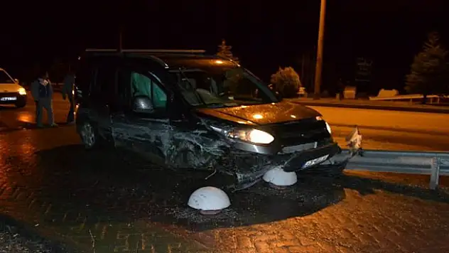 Hafif Ticari Araç Bariyerlere Çarptı