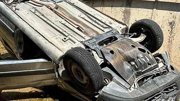 Hafif ticari araç dereye uçtu: 1 ölü, 2 yaralı
