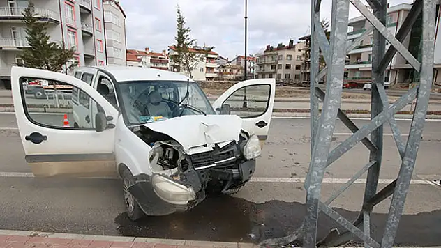 Hafif ticari araç elektrik direğine çarptı: 2 yaralı