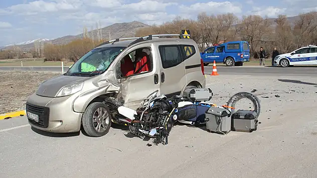 Hafif ticari araç ile motosiklet çarpıştı: 1 ölü