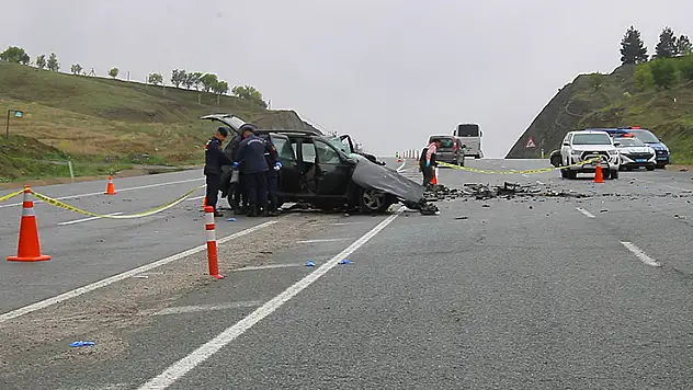 Hafif ticari araç ile otomobil çarpıştı: 2 ölü, 2 yaralı