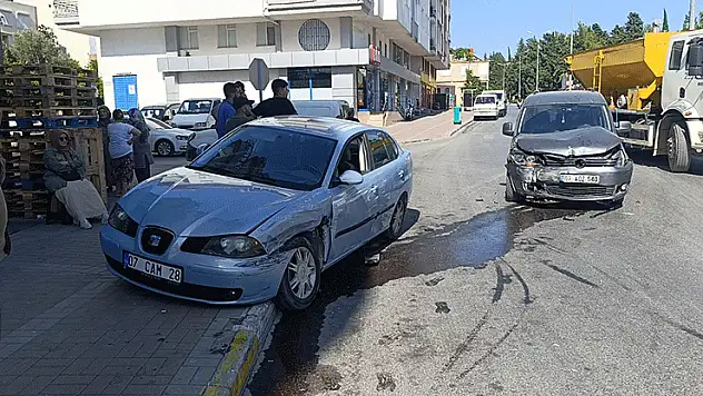 Hafif ticari araç ile otomobil çarpıştı: 1 yaralı