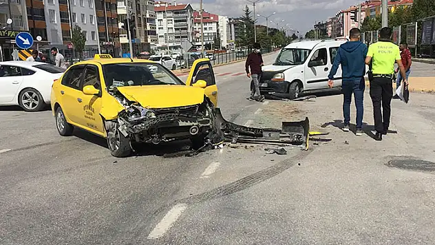 Hafif ticari araç ile ticari taksi çarpıştı: 2 yaralı