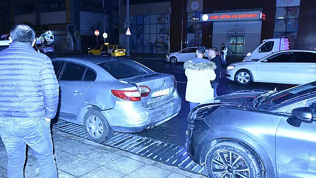 Hafif ticari araç, park halindeki 3 otomobile çarptı: 2 yaralı