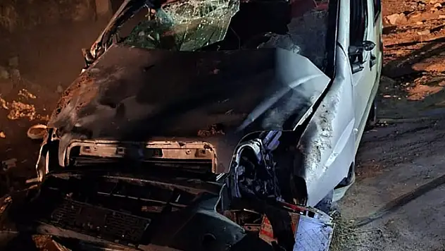 Hafif ticari araç şarampole devrildi: 1 ölü, 3 yaralı

