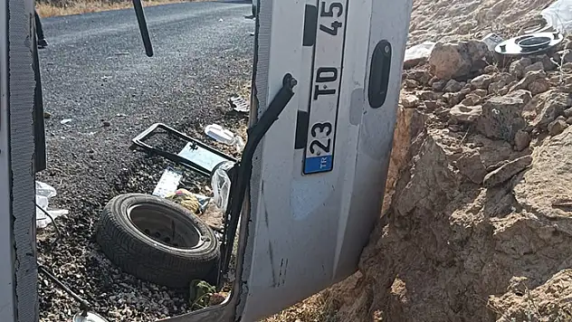 Hafif ticari araç, şarampole devrildi: 7 yaralı
