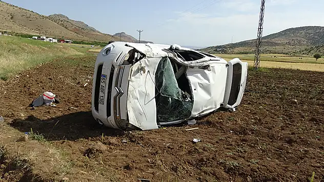 Hafif ticari araç, şarampole yuvarlandı: 1 ölü, 2 yaralı