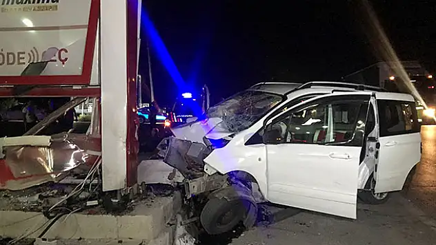 Hafif ticari araç tabelaya çarptı: 1 ölü, 3 yaralı
