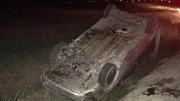 Hafif ticari araç takla attı: 3 yaralı