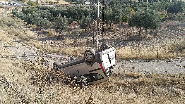 Hafif ticari araç tarlaya devrildi: 1'i ağır 4 yaralı
