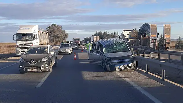 Hafif ticari araç, tıra çarptı: 1 ölü, 1 yaralı

