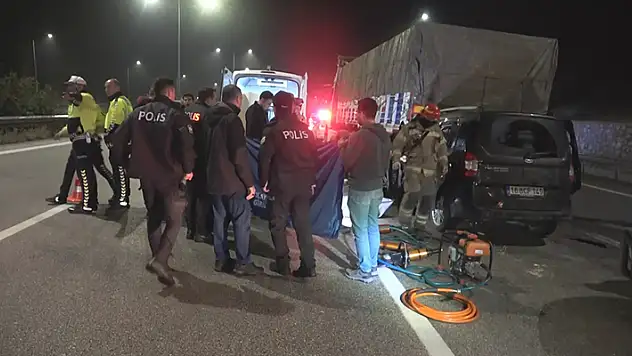 Hafif ticari araç tıra ok gibi saplandı: 1 ölü

