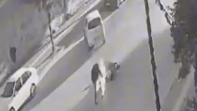 Hafif ticari araca çarpan motosiklet sürücüsünün kıyafetleri alev aldı, o anlar kamerada

