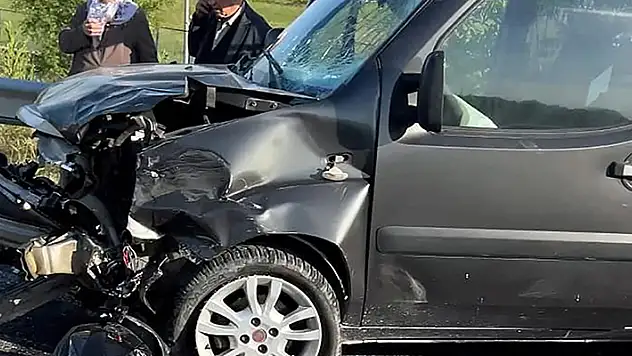 Hafif ticari araçla çarpışan motosikletin sürücüsü, hayatını kaybetti
