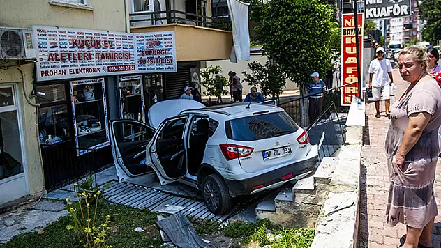 Hafif ticari araçla çarpışan otomobil, apartman bahçesine uçtu: 2 yaralı
