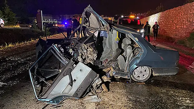 Hafif ticari araçla çarpışan Tofaş hurdaya döndü: 2'si ağır 5 yaralı
